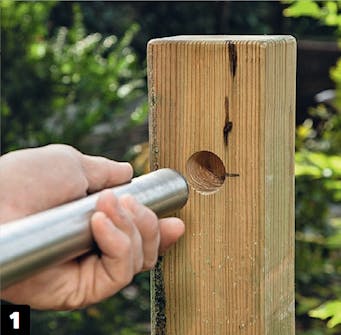 Byg selv armgang: Sæt stangen fast mellem stolperne Udendørs træningsstativ: Sæt stangen fast mellem stolperne